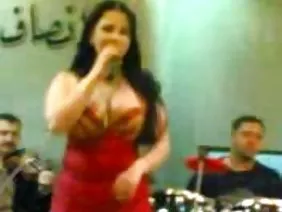 一個刺眼的黑髮女郎，頭上有光澤的皮膚，漂亮的臉和緊緊打結的尾巴坐在網絡攝像頭前。她的身體裝飾著昂貴的性感內衣，在一個私密的商店購買，焦慮和疲倦的外觀，所有的動作都是為了在觀看期間讓觀眾驚訝地張開嘴巴。她的床鋪開了，晚上有無與倫比的放蕩，但這就是凸輪女孩的命運，即使是胯部也要掙錢，你必須為舒適的生活賺錢。一個優雅，敏捷的女孩應該像在水中的魚一樣在床上移動，她的陰道立即讓果汁進入，甚至肛門傾瀉過度，過度放電，這已經給了機會將手指粘在屁股上并快速移動到那裡。雙腿抬起的兩個洞中的手淫是神聖的，但是可愛看起來更加涼爽，站在她的膝蓋上，雙臂彎曲在肘部。特寫鏡頭揭示了一個開始令人高興的神秘的地方：一個興奮的senorita的性嘴唇向兩側分叉並再次關閉，好像拍手，陰蒂一直懇求自己刺激，並且娃娃不會給娃娃們休息。她扭動，呻吟，加速手指動作，將頭部向後傾斜並猛烈地結束，緊緊擠壓著巨大美麗的臀部。工作日開始了，經過短暫的休息，這個女孩將繼續向顯示器另一側的人展示令人難以置信的美麗技巧。