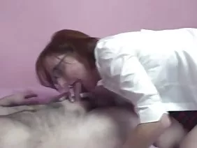 一位三十多歲的黑髮女子來看醫生檢查她的整個身體並作出診斷。她在寬屏幕後裸體脫光,出去坐在沙發上。表面上,醫生進行檢查,測量壓力,並用可能和主要描述工作流程。但很快他就厭倦了,他把嘴唇挖到她的陰部,貪婪地吮吸和舔它。女孩明白她必須給這名醫務人員,並很快輕輕地吸了醫生的小陰莖。小孩用嘴做了一下,將她的身體放在一張特殊的桌子上,讓她的屁股被撕開。醫生自信地進入並開始炒嬰兒。