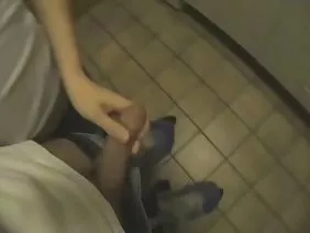 Aleska，Aletta和Coletta三個極度美麗的女主角將香檳倒入喉嚨並揉皺，為身體和靈魂創造了一種有趣的消遣。金發女郎弱勢地接受了他的女朋友，談論他們的害羞和無法親吻女同性戀，這是一個簡單的挑釁，使三人組開始有趣。雖然黑頭髮的小雞阿萊塔繪製舌頭矮小的金發妓女科萊特，在狂歡的第三個參與者毗鄰從後面的女生，得到他的雙手她們的裙子底下，感覺從一個吻激發之間下trusami.Pered手淫黑髮她的大腿逢低要求伴娘幫她小解：戰利品坐在沙發上，貓向前伸出，把尿液倒進桶裡，魔鬼虔誠地抱著它。現在，曼達曾在女同性戀的“黃金雨”，面對爆發可以通過裂縫ssykuhe一瓶香檳插入，然後坐在Alette幫助可愛科萊特的頂部。最後一個將嘗試Alesk成員的玻璃般的樣子：她將頸部輕輕插入她的屁股，轉動肛門上的線，然後開始將血管壓入自己的最大深度。