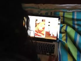 這位墮落的老人非常高興地把他的小女兒和成熟的妻子搞得一團糟。交配後,他完成了滿意的臉。