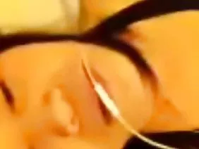 長腿的黑髮女子娜娜正在沙發上看書，她的迷你裙並沒有完全覆蓋她必須躲避淫蕩的男性眼睛。華麗的大腿和漂亮內褲的屁股激發了男友的想像力，男友試圖操他的女朋友。熱情的親吻，T卹下的雙手向世界敞開心扉，美麗的女性乳房，少女的乳頭很興奮，女士自己開始表現得像一個放蕩的蕩婦。男性舔一個鹹的洞，享受它的味道和下一個間隙的氣味，它靠在男孩的鼻子上。在口交之後，男孩們給了自己真正的愛情：他們的身體纏繞在一起，熱氣息增加，靜脈中血液的脈動也隨之增加，並且男朋友強烈推動一名成員進入Nona年輕的身體。這對夫婦可能會有相互的性高潮，但懷孕對女孩來說是無用的，所以精子在食道上進行了長途旅行。