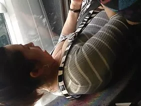 一個身材高大的高個子男人正被一位年輕的女士捶打著,胸前有一個迷人的胸部和緊屁股。