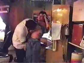 家庭主婦索菲亞誘惑想嘗試在成人電影中的女演員女演員的形象肛門手淫。這位莊嚴的女士剛剛把手指放在屁股上，另一根手指插入屁股，然後全部五個。泄殖腔令人印象深刻的吞吐量是令人驚訝和可怕的，因為沒有事先訓練的可憐的東西使自己拳打腳踢。處於危急情況下的括約肌表現得好像在肛門中根本不存在。當直徑增加三倍時，直腸壁像橡膠一樣伸展，肛門甚至沒有疼痛。一個寬闊的盆地為這個小女孩提供了許多新的感受，但這個該死的肛門的丈夫經歷了他所看到的瘋狂震驚。他沒有把自己的淫蕩保密，而是邀請了兩位朋友與索菲亞進行了艱難的三重交流。