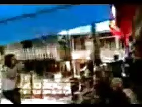 珍妮在更衣室裡脫下內褲。在她偷看的老師變態之後，她無法抗拒不讓她從肛門的快樂中尖叫