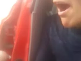 一位有大緩衝的母親為她的女兒提供了一件新衣服，就在那一刻，新醒來的母親情人正走在他們大房子的走廊裡。看到一個赤裸的男人，這個女孩只是驚呆了，一個成年阿姨叫他上來，對著小雞開始吸他的雞巴。然後她提出要這樣做，還有一個年輕的蕩婦，她同意了，在她甜蜜的口交之後，這個男人操了那個女孩，嘮叨著她的嘴。