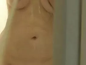 經過一天的工作後，迷人的凱蒂摩根放鬆了，但是查德懷特的老公與他的妻子一起調到非常難的色情片。在性感的內衣裡，她騎馬進入他的起居室，在那裡，笨蛋已經甩了他的蛋，等待與女孩的嘴接觸。口交後不久，凱西很高興她的甜蜜的陰部和屁股，以至於他會記得這個他媽的很長一段時間。