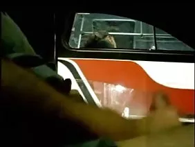 一個不尋常的淋浴是由一個創意設計機構的金發客戶建造的 - 一個半圓形的玻璃牆矗立在一個色情的白齒賤人院子裡的花園中間。 Marketta想要在露天的自來水下將赤裸的身體閃光，而已經建成的淋浴已經到了。無法抑制的夢想家喜歡裸露在屏障前面，露出SIS並拉動陰部。同性的鄰居不能把眼睛從有吸引力的國際象棋身上移開，他們都在為Marketa手淫並夢想讓她使用她的屁股。