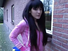 這個傢伙把一個亞洲人的長腿扔在他的頭後面，遠遠地伸出舌頭突出她的毛茸茸的陰部，可愛的女孩從那里高高地大聲尖叫，從快樂中遮住她的眼睛。然後那個傢伙把床上的賤人轉過來，坐在她的兩腿之間，將厚厚的雞巴插入光滑的陰道裡，試圖盡可能地植入。過了一會兒，他窒息了亞洲人的癌症，背上留著頭髮和有力的膿腫。