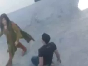女孩在遊戲“Lara Croft:Dick Picker”中玩電腦,其中,根據開發者的說法,虛擬角色管理方案和故事情節的適應性,不僅限於特定的空間,被整合在一起。 Igrunya對虛擬世界的射擊和奔跑非常著迷,以至於她忘記了主要的故事情節,需要將她的雙腿遠離謹慎的反叛者,否則他們會通過身體的所有洞來操作主角。遊戲似乎凍結了,但是一旦玩家開始拉動鼠標,克羅夫特小姐變得像一個街頭混蛋,幫助歹徒通過在汗濕的手掌中追逐陰莖來吹走蒸汽。女孩很快意識到你最喜歡的角色可以執行什麼功能,如果她放下鼠標滾輪或位於兩側的按鍵,她猜測你不應該從設備底部推動舌尖。用控制單元手淫就像讓可憐的英雄傾向於和反叛者一樣,這是遊戲中最有趣的事情,開發人員故意刪除正常的規則。