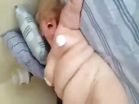這個男孩認為他迷人的妹妹的硬他媽的將是睡前最好的鎮靜劑。