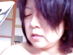 正如我們所知，歷史是螺旋式發展的，並且總是重演。因此，在永恆的對抗中 - 老師 - 考生將永遠擁有他的勝利者和失敗者，他們屈服於勝利者的憐憫。一位與教授事先達成協議的漂亮學生來到他的家中進行重拍。一切都會好的，但只有寶寶完全沒有準備考試，無論老師多麼努力地把它拉出來，至少是為了弱C級。然後，看到這個可憐的女孩有多難過，他向她提供了解決她問題的最後但也許是最有效的方法。輕輕地擁抱可愛，他邀請她操他，以換取一個體面的標記。恐懼的家庭女孩聽了這樣一個建議，但很快意識到這是最後的機會，不如老放蕩的愛撫。因此，在幾分鐘的燃燒時間內，她有一個胖胖的傢伙在她張開的嘴裡自稱。寶貝盡力而為，深深地吸吮，熱情地舔一根長桿，取悅現在的主人。最後，把那個婊子扔在床上，男人突然衝進她乾燥的陰部，並與一個過度興奮的成員做了幾次強有力的深深推動，使得好色小雞的天鵝絨般的縫隙甜蜜地抱怨期待已久的水分。放下她的甲殼類動物，他繼續把它放在他巨大的儀器上，迫使女孩呻吟撕裂甜蜜的高潮，在結局之前，他再次在她的嘴裡插入一個可愛的東西，用完了厚厚的精液噴射。