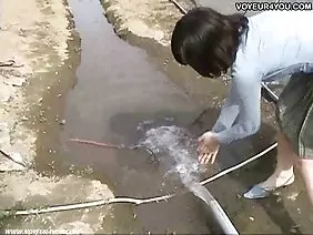 他坐在辦公桌前,享受著亞洲人的口交,她不是第一次用他的手給他帶來快樂並巧妙地用嘴工作