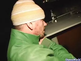 在沒有規則的比賽中，兩名金發女郎如此分散，以至於法官不得不伸展熱辣的女孩。一隻小雞幾乎用她巨大的裸露的乳房勒死了她的對手，所以他們需要被釋放。法官中的一名成員非常樂於助人，女孩們高興地堅持到底，然後狂熱的激情與一個男人在環中做了他媽的。