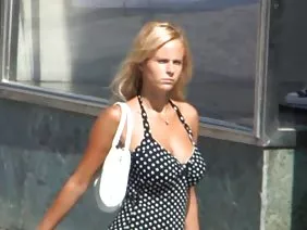 匈牙利警察Ash因涉嫌醉酒駕駛而停止匈牙利當歸。小雞來自一個氣體下的聚會，她解放了，在擺脫了她不必要的男朋友後感到自由，然後這個討厭的警察在檢查期間開始用爪子戳她的身體。那傢伙想要剝奪這個小女孩的權利，而那個人想要和一個身穿警服的男人發生性關係！