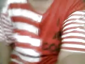 年輕的女孩和她年輕的男朋友決定在父母臥室的大床上玩耍。帶著好奇心，看著她朋友的陰部，一個仍然非常缺乏經驗的小男孩，用手和舌頭，試圖安撫不安分的可愛，穿透她的粉紅色花朵的深處。但似乎女孩需要更多東西。她從一個年輕人身上脫下褲子，試圖抬起下垂的器官，拉著他的睾丸，撓痒癢的陰莖頭。然而，她可以並且徒勞無功，因為這對她來說非常糟糕，而她缺乏經驗的情人對她的行為仍然完全無動於衷。