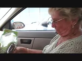 兩個情婦，最好的女朋友，其中一個更年輕，服務於一個躺在床上的男人，讓母狗口吃他的大雞巴。小雞輪流吸吮，然後他把小雞放在一起並亂搞，將它插入一個或另一個貓。