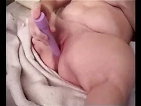 年輕的男孩奧列格和性感的小妞在襪子裡從事各種姿勢的性愛,並在視頻上寫自己。