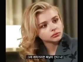 Misha第一天在按摩沙龍工作,美麗的Agatha是他的第一個客戶。當那個女孩赤身裸體躺在沙發上時,那傢伙試圖隱藏這種尷尬。他用毛巾羞澀地蓋住了一個豐滿的屁股,然後注意按摩小腿肌肉,試圖隱藏緊身褲下的可笑突出的捲軸。這個幸運的人沒有成功就沒有後果:Mishka成了他自己慾望的奴隸,無法抗拒,所以在手術過程中他無法用猩紅色的顏料到達那個張開的陰道。 。手指滑入皮膚深處的外陰,但興奮的客戶沒有鄙視的責備。阿加莎等著,當這個克制的小伙子終於把她的右手放在按摩床上時,已經進入了一個比任何一個人都穿過的更深的駕駛室。在熱性行為之後,精子像河流一樣流入最高水平的客戶口中,這是邁克爾短期按摩治療師職業生涯的結束。