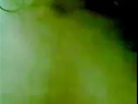 辣妹Nastya離開了她的丈夫，現在正在自娛自樂。配偶，提前返回商務旅行，發現忠實他媽的三個男人。當我的丈夫走進臥室，看到一個黑人男子如何將他心愛的長胖公雞推入喉嚨，當她朝著他的方向看，繼續深深地吞下頭部時，他的心靈卻沒有立刻。但他不會浪費時間 - 刪除家庭檔案的聯合性。每個人頭上都有自己的蟑螂，但是他們不會干擾他們的質量他媽的。 Dude首先在一個淫亂的婊子的嘴上堆積精子，然後舔她用過的陰部詛咒。 Nastya有一個非常悶熱的身體，所以一個新的情人首先在陰道裡亂搞，然後切換到兩個甜麵包之間的狹窄洞。精子點的填充是成功的，視頻結果是一個很好的鏡頭，並且易於訪問的東西是滿意的。