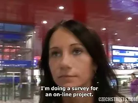 他媽的單身派對Juelz的獨一無二的組織者從未來的新郎的朋友那裡獲得了另一個訂單，這傢伙沒有指定金額，但承諾給布魯內特一個可靠的表現。一隻熱情的野獸為醉酒的孩子們帶來了令人驚嘆的脫衣舞，她趴在一堆錢上，享受著肛管的手淫。哦，沒有一百名追求者參觀了一個獨家清教徒的屁股。