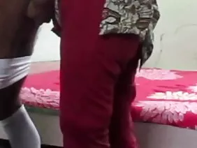 這個小男孩在面板上給自己一個迷人的少女，性交並在其中完成。