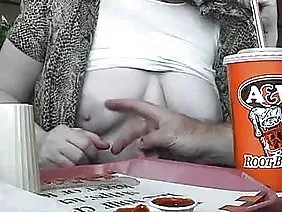 迷人的女孩來到演員陣容,爭奪色情電影的主要角色。那傢伙慢慢脫掉衣服,然後拉出他興奮的陰莖。金發女郎將陰莖頭放在嘴裡輕輕吮吸它。當儀器變得堅硬時,就像一根棍子,女孩慢慢地趴在它上面,然後猛烈地跳上它。又一刻,她已經站在靠近牆壁的地方,向前強烈拱起,她的情人急切地擠壓著她的彈性臀部,深深地進入她的陰部。為了加倍樂趣,他穿透狹窄的肛門切口可愛並繼續操她。當男人用厚厚的精子給女孩的臉充盈澆水時,大聲的呻吟聲散佈在整個房間裡。