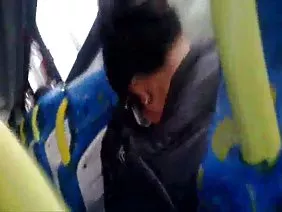 頑皮的女孩躺在床上和在電話上玩。突然間，一個想要立即做愛的淫蕩男孩躺在她旁邊。他沒有註意對女孩的佔領，從後面抓住她並開始輕輕地撫摸，同時親吻她的臉。當然，在這種情況下，母狗不能再安全地在手機上玩了。因此，她把她的器具放在一邊，開始關注她不耐煩的伴侶。很快，這對夫婦脫衣服，女孩舒服地坐著，要求這個男人在舌頭的幫助下喚醒她。他首先製作了一個溫柔的Kunik，然後開始用它的常任成員來刺激美麗。
