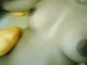 來自俄羅斯的兩個極具吸引力的鄰居與陽台接壤，所以他們的會議結果如此火爆。美國外交官的妻子被迫生活在一個外國，沒有化妝的女孩甚至不扔垃圾。兩個美女都進入低俗的化妝品進入社會，穿上最性感的內衣，偶爾會在窗戶開口處相遇。潛在的女同性戀者會在其中一個公寓裡舉行，女孩互相撫摸，加熱身體到陰道滲出水分的程度。通過內褲。當配偶從會議中回來時，魅力得到了trakhadrom，脫掉內衣，留在一些長襪，幾乎沒有開始互相舔陰。他的褲子飛到了一邊，內褲掛在枝形吊燈上，那隻淫蕩的狗落入了兩個充滿激情的美女的懷抱中。責罵女同性戀妻子讓他三人性交是愚蠢的，但這可能會對與鄰居的關係產生負面影響。兩個放蕩的同時都吸了他的箭頭的吸管，但隨後外交官修復了並且幹掉了墮落的蕩婦的所有洞。