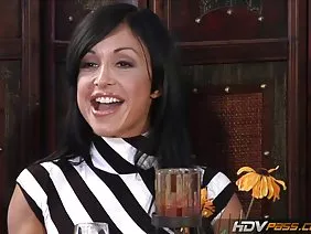 誘人的棕髮女人伊洛娜想要拍攝她如何閃耀地跳舞，優雅地移動，彎曲美麗，但未能展示舞蹈技巧的奇蹟。一個室友出現在心愛的房間裡，他立即註意到了工作相機。這個傢伙正在整理他的興趣，他在鎖著的房間裡的熱情是什麼。這個女孩被騙了，她說她想為他練習脫衣舞，以便在方便的時候以性誘惑取悅她。看守將這一認可視為需要拍攝家庭錄像的一種暗示，但女友竟然是一個精彩的塗片，誰不能放棄交換。 。辣妹的大屁股開始猶豫，好像在一個女孩的皮膚下，果凍被塞進去，山雀開始像果凍一樣搖晃，嘴唇因為期待高潮的痛苦而顫抖，眼睛瞪著，閉著慵懶的狂喜。我們必須向他媽的致敬 - 他冷靜地對抗那個女孩，猛烈地咆哮，咆哮，放鬆，準備排出精子臉上的婊子，之後可以像皺紋霜一樣塗抹。