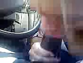 在街上，在一個出租車站，一位老人認識了一個長頭髮迷人的年輕金發女郎，並邀請她到他家。在那裡，小雞測量了幾件衣服，直到老兄發現她特別誘人的白色寬鬆內衣和紅色網眼襪。在那之後，在陰道嘗試她的屁股後，他在沙發上亂搞這個患癌症的女孩。