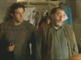 這個可愛的小女孩非常害羞在相機上做愛，但這個男孩仍然抨擊她並徹底搞砸了她。