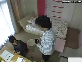 男朋友很容易同意把鑰匙交給他租來的公寓，這樣他就可以和他的女朋友一起出去玩，但朋友並沒有警告相機是在床對面打開的。這對夫婦一走進公寓，他立刻就趴在床上，那傢伙開始熱情地親吻他的女朋友，脫掉她的衣服，很快美女就坐在那強大的陰莖上。這對夫婦改變了幾個姿勢，這個傢伙迅速完成了他的女朋友，並將精子放在她美味的屁股上。關於相機，這對夫婦不認識，這位朋友有一段很棒的色情視頻。