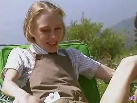 魔鬼基拉告訴孩子這位迷人的女友伊娃拉維亞，她有錢做愛。當他看到一個長著迷人的雪白微笑的長腿謙虛的迷人時，Dude起初並不相信他的眼睛，但是當他暗示性別時，她立即給出了價目表，甚至允許刪除相機上的所有猥褻。一個年輕的chikuli高品質的家庭視頻是一個廣告，有助於吸引很多其他客戶！一個迷人的金發女郎將與她的對話者調整一點點，調情和眼睛，然後性感舔掉，脫掉她的衣服。這是客戶帶來難以形容的豬喜悅的地方，所以這是當你暴露一個寬，形狀良好，彈性和有點撕裂的流行音樂。 Eva Lavia起床讓她的內褲完全落在令人難忘的臀部之間，她真正的中等大小的乳房非常適合一個年輕人的手掌，他並沒有後悔自己在一小時的愛情樂趣中失去了瘋狂的金額。毛茸茸的恥辱妓女使這個傢伙感到尷尬，好像他看到了一個史前化石，他被腰部到胯部的黑色增長嚇壞了，但隨後一隻不可抗拒的鳥兒向他展示了這種罕見女人的存在的美麗。