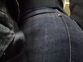 這個男孩沒有不小心爬到裙子下面給他的母親,看到根本沒有內褲。她正在做飯,當時他已經脫掉了褲子,拔出了他的雞巴,從後面走了過來,在廚房裡撕下了這位成熟的母親。
